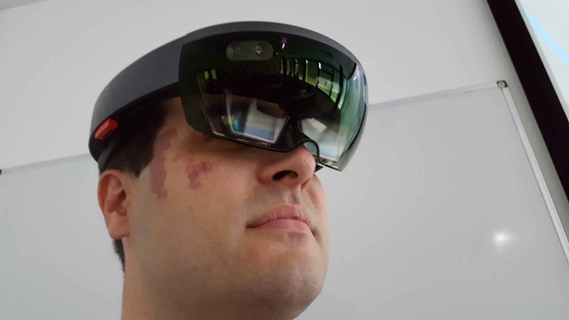 medialesson-CEO Philipp Bauknecht mit der Microsoft HoloLens
