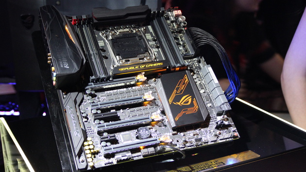 Rampage V Edition 10: Asus feiert mit 600‑Dollar-Mainboard 10 Jahre ROG