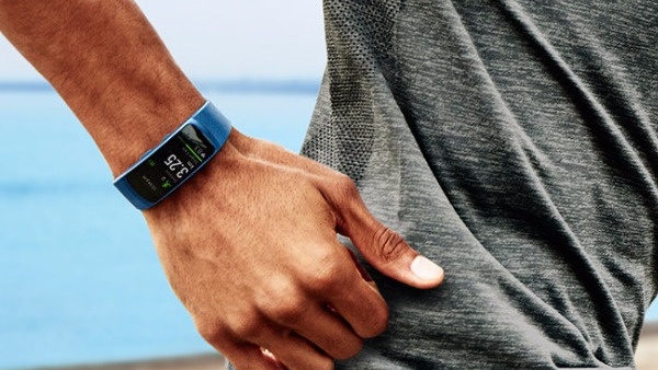 Fitness-Wearables: Samsung Gear Fit 2 und Gear IconX Headset vorgestellt
