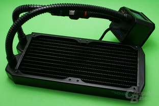 Alphacool Eisbaer: Radiator und Pumpe werden mit 11/8-Schläuchen verbunden