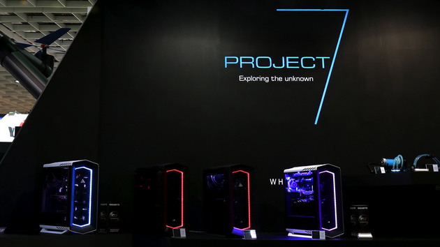 Aerocool Project 7: Netzteil, Kühler und Gehäuse in auffälligem Design