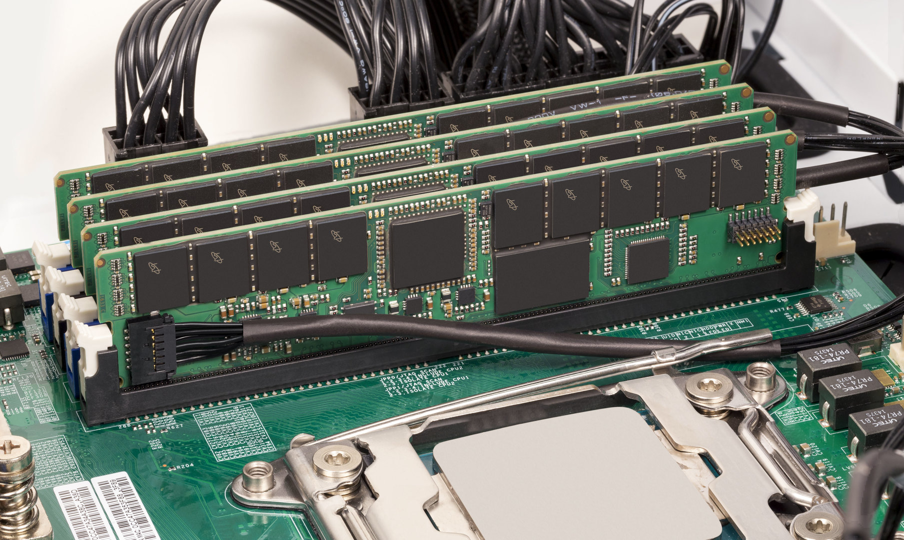Crucials DDR4-NVDIMM auf Server-Board