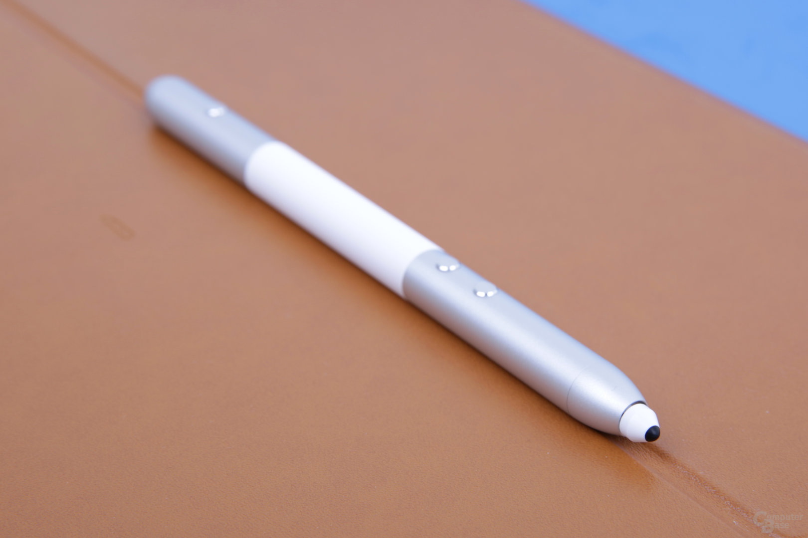 Stift aufgeteilt in drei Segmente mit drei Tasten