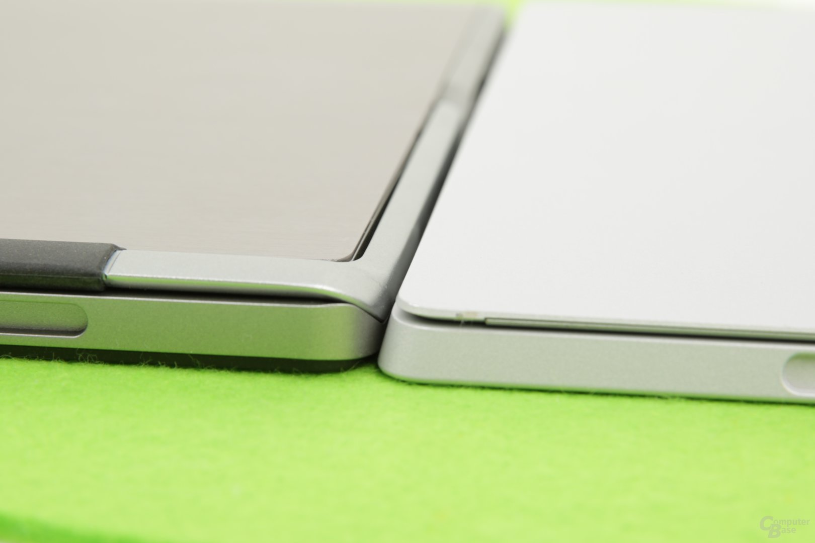 1,1 mm dicker als das Surface Pro 4 (rechts)
