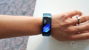 Samsung Gear Fit2 – überdimensioniert am weiblichen Handgelenk