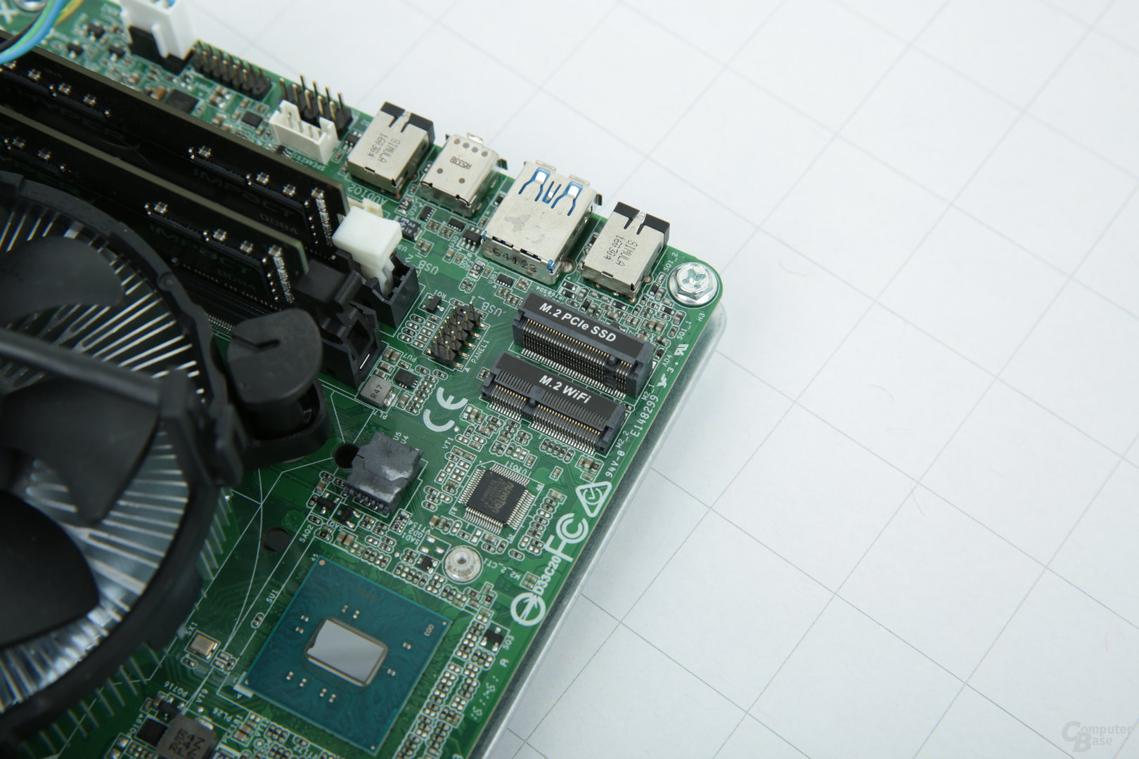 ASRock DeskMini 110: Chipsatz, WiFi- und M.2-Anschluss