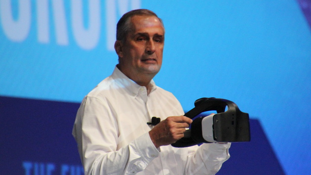 Project Alloy: Intel kombiniert VR-Brille mit RealSense-Kameratechnik