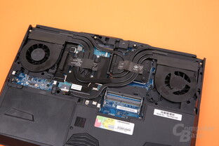 Zwei Lüfter kühlen jeweils sowohl GPU als auch CPU