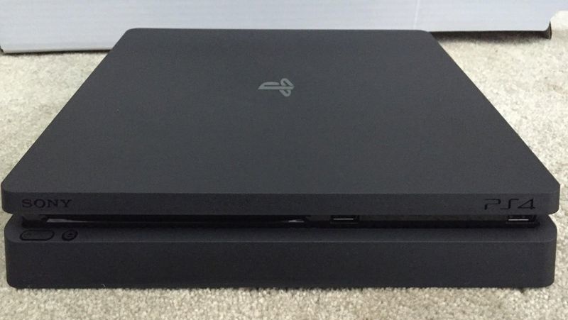 PlayStation 4 Slim: Bilder zeigen kompaktere neue Version der Konsole