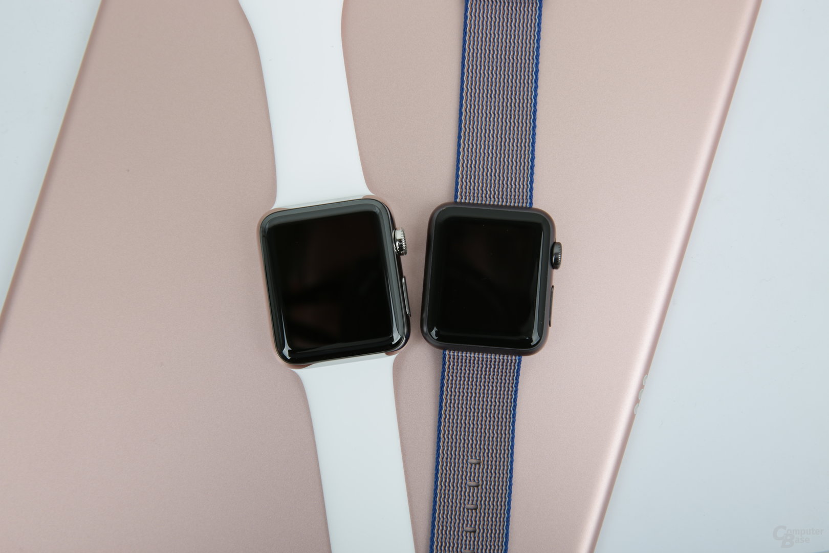 Apple Watch Series 2 42 mm (Edelstahl) und das Original mit 38 mm (Aluminium)