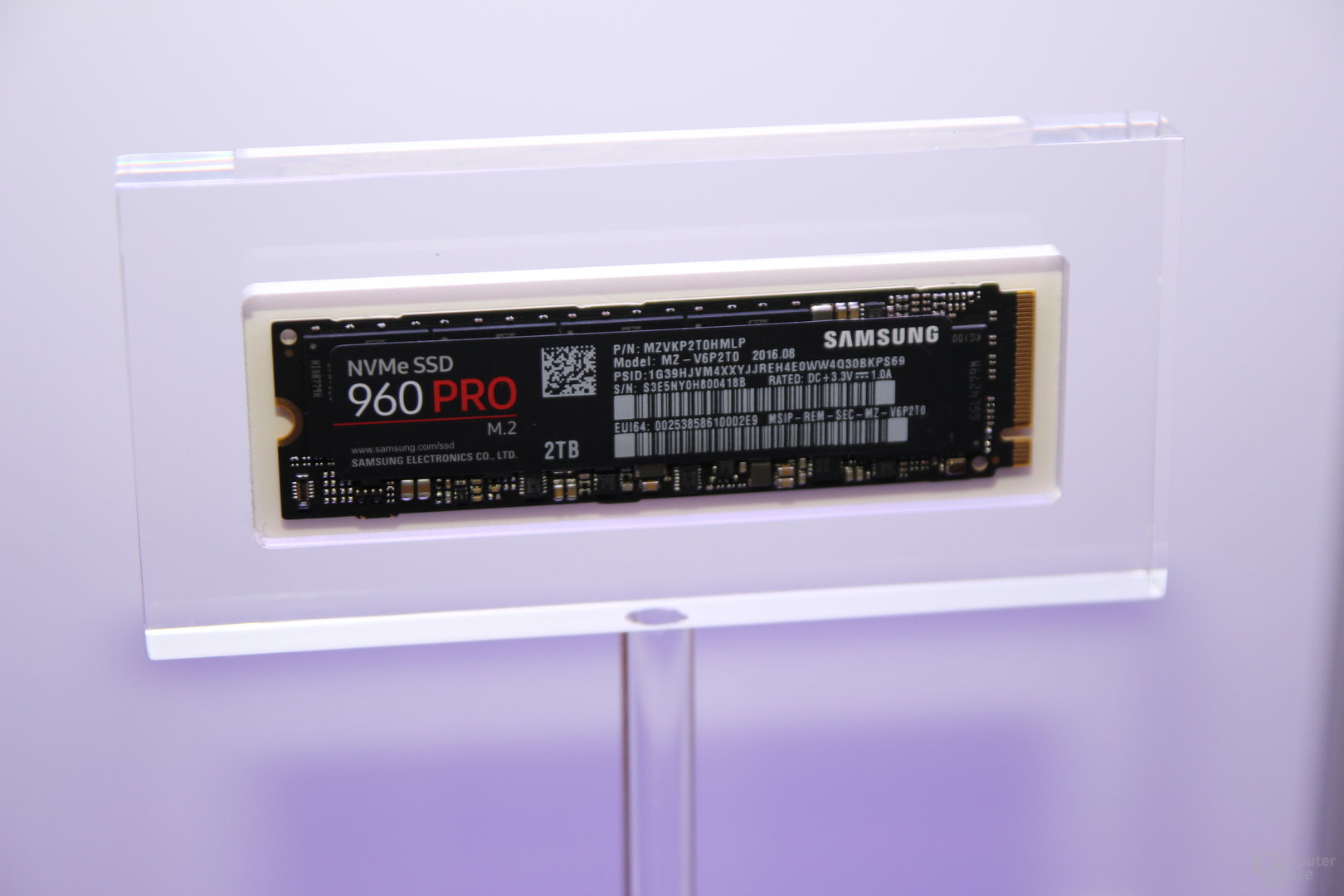 960 Pro: 4 NAND-Chips und Controller + DRAM in einem Package