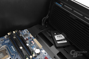 CoolerMaster MasterBox Lite 5 – Die 2,5"-SSD passt noch zwischen Gehäusewand und Frontradiator