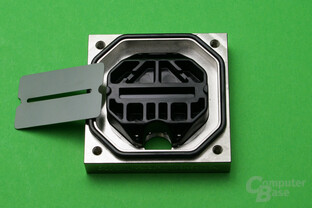 EK Supremacy Evo Full Nickel: Deckel mit Plastikeinsatz und Düsenplatte