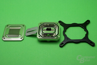 Koolance CPU-390: Vier Schrauben fixieren Bodenplatte, Deckel und Halterahmen