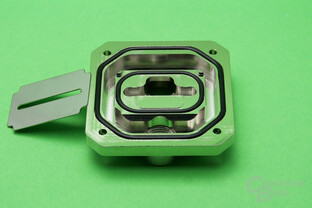 Koolance CPU-390: Deckel mit Düsenplatte