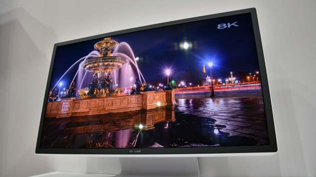 Sharp 8K Monitor: 33 Millionen Pixel mit 120 Hz über acht Kabel
