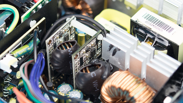 Vengeance 500 und LX 500 im Test: Kompakte Qualitäts-Netzteile von Corsair und Cougar