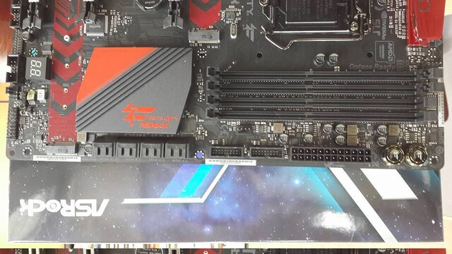„Optane Ready“ steht über den Speicherslots (Bild um 180° gedreht)