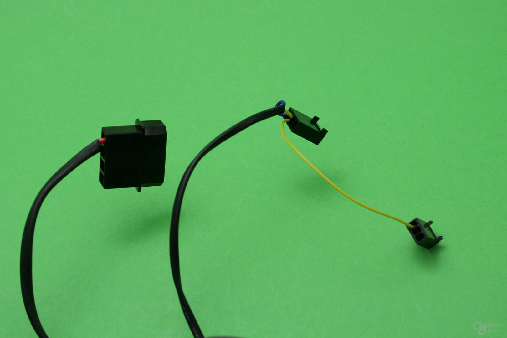 Alphacool VPP755: Von der Pumpe gehen drei Stecker ab