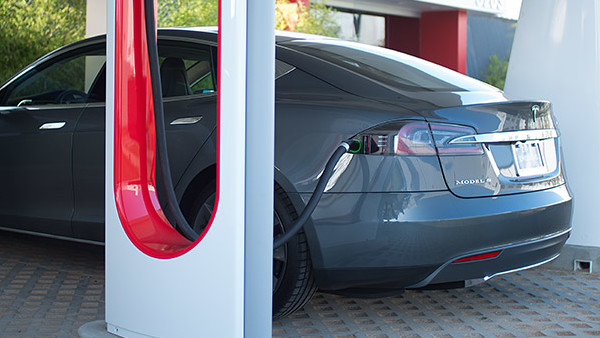 Blocker: Tesla fordert Strafgebühr für Parken am Supercharger