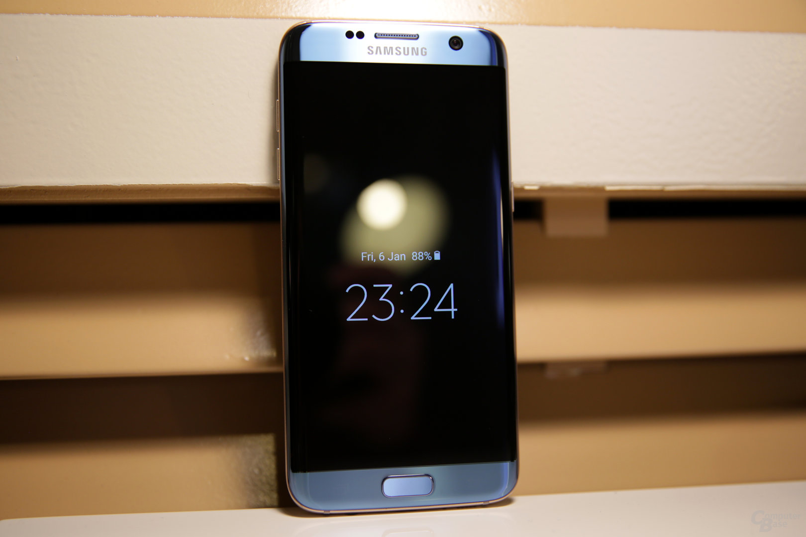 Samsung Galaxy S7 edge in Blue Coral