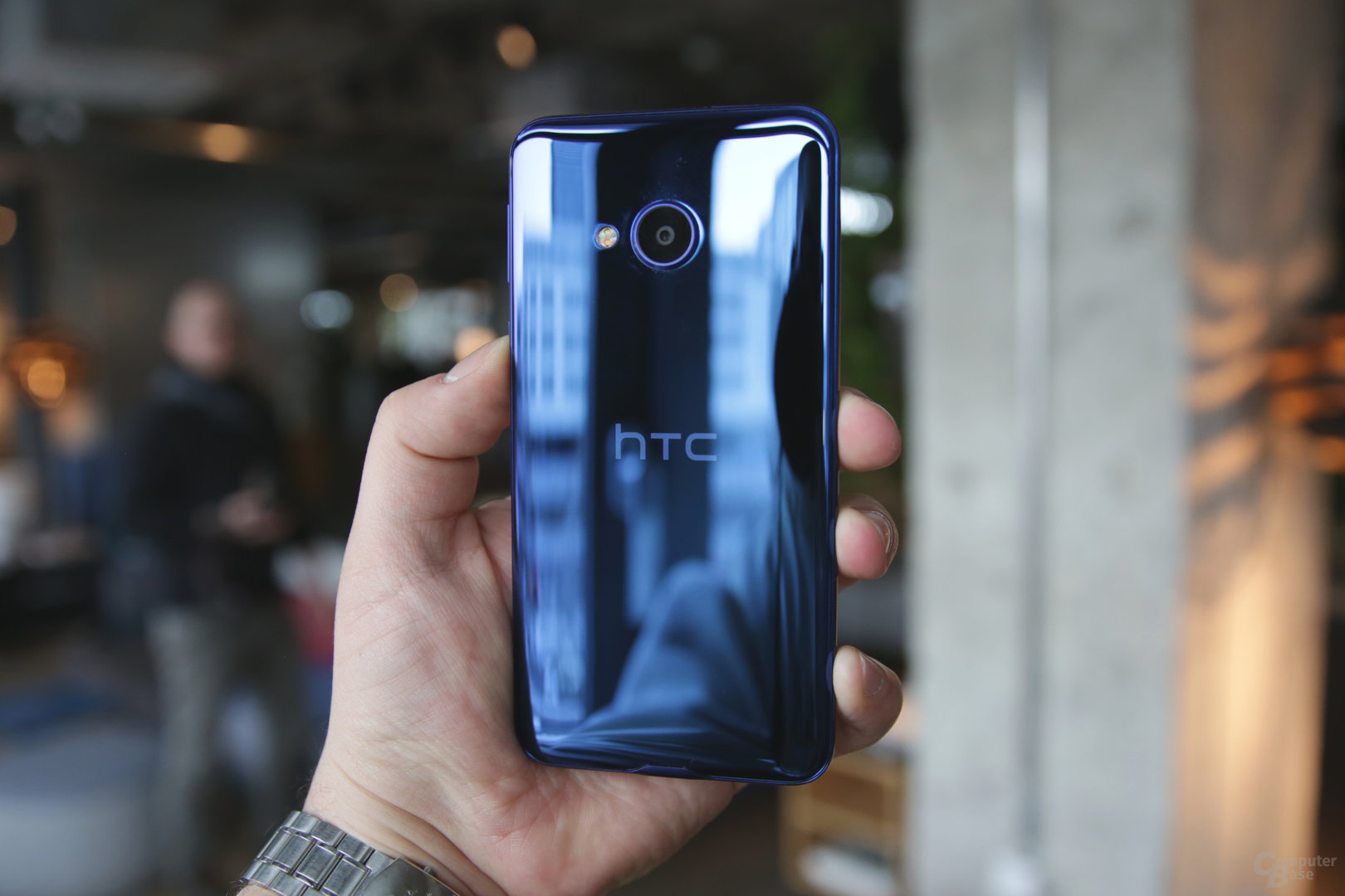HTC U Play in Sapphire Blue von hinten