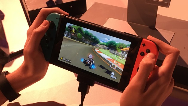 Nintendo Switch: Fest verbauter Akku und LAN über USB-Adapter