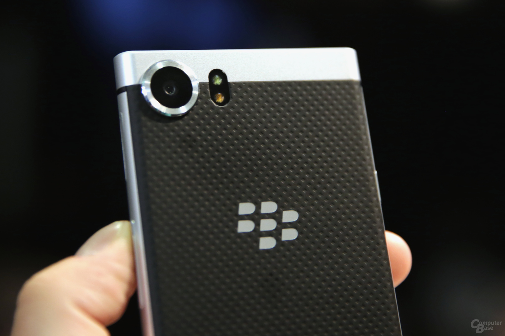 Matte, griffige Rückseite mit BlackBerry-Logo