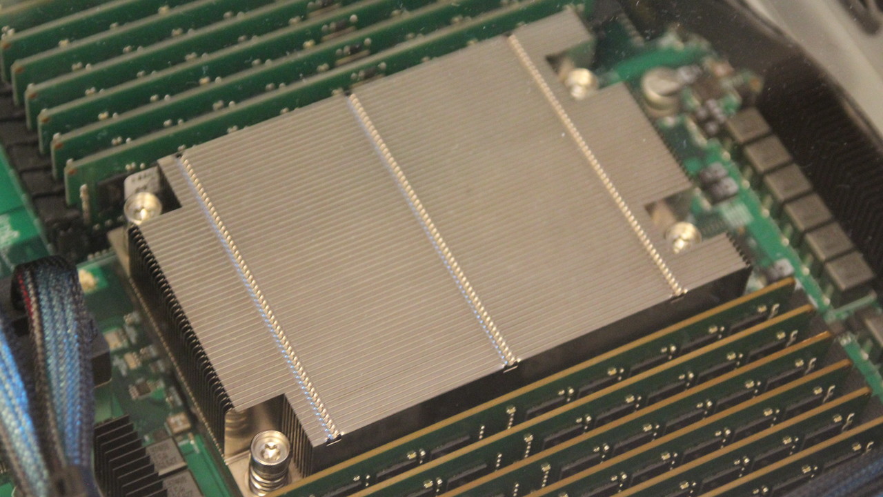AMD Naples: Erste Benchmarks zur 32-Kern-CPU mit Octa-Channel-RAM
