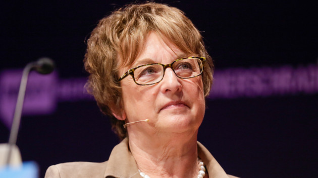 Fake News: Wirtschaftsministerin will nicht zu hart regulieren