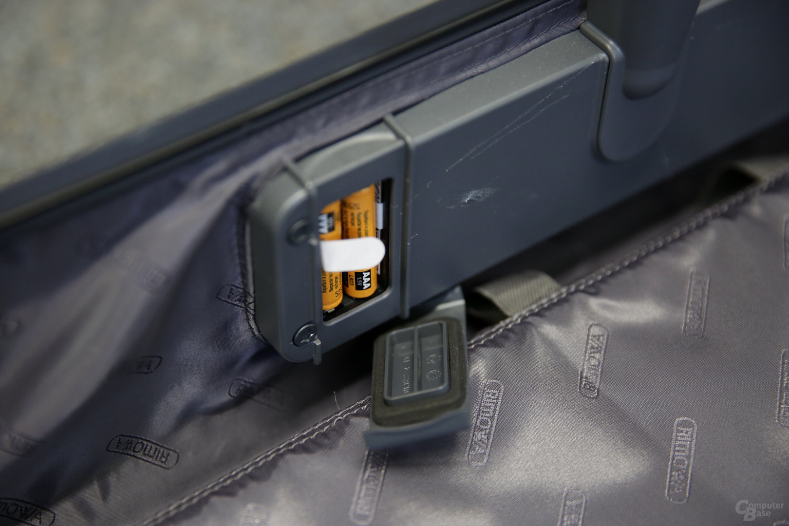 Der Koffer nimmt zwei Batterien des Typs AAA Micro LR03 auf
