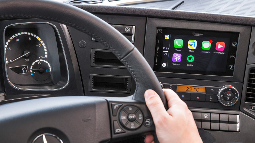 Siri Im Truck Lkw Von Mercedes Benz Mit Apple Carplay Und