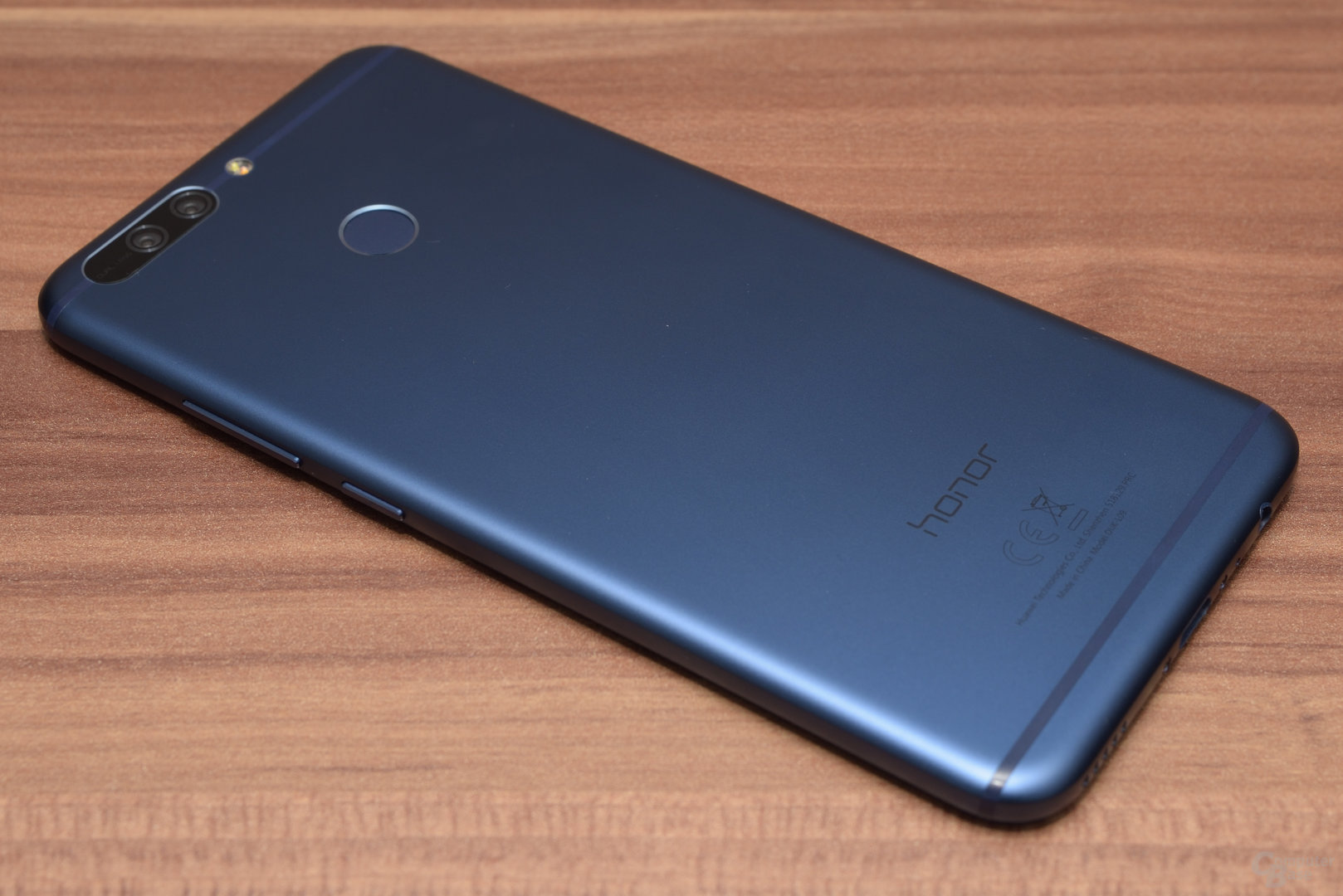 Die Rückseite erinnert hingegen eher an das Huawei P9