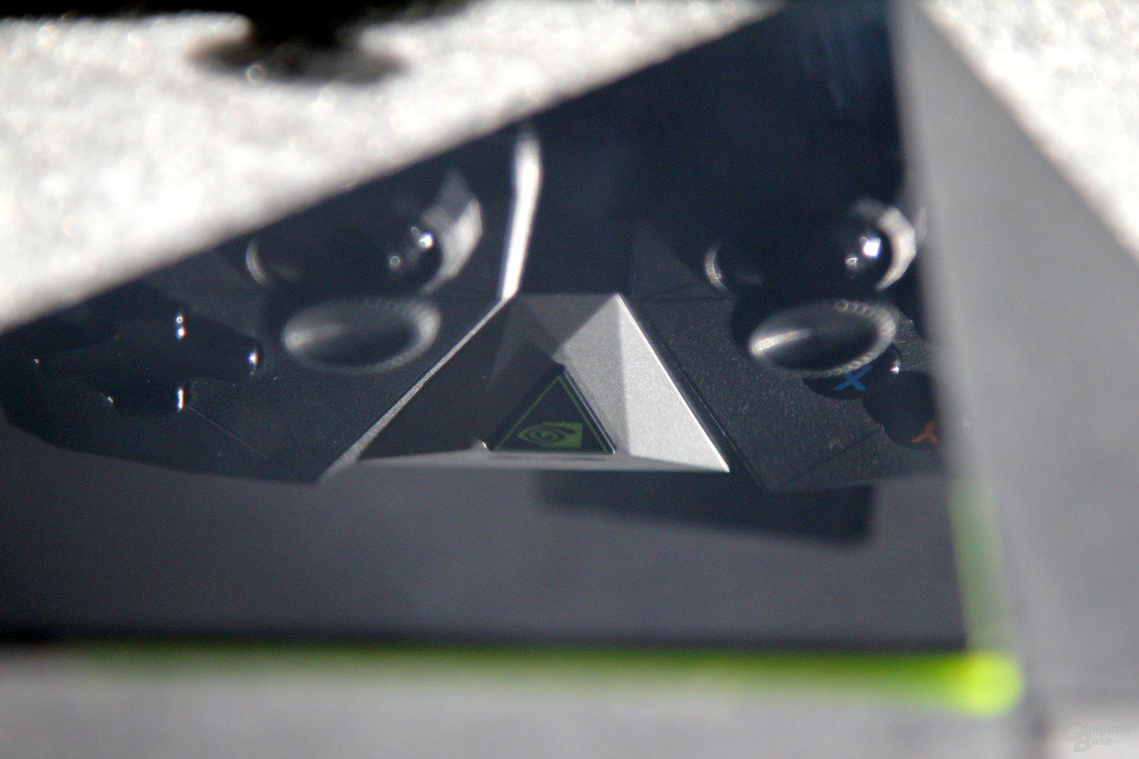 Mit Controller zielt die Box auf Gamer