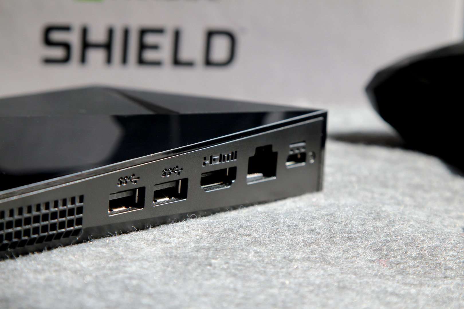 Das I/O-Panel mit USB 3.0 (2x), HDMI 2.0b, Gigabit-LAN und Netzanschluss