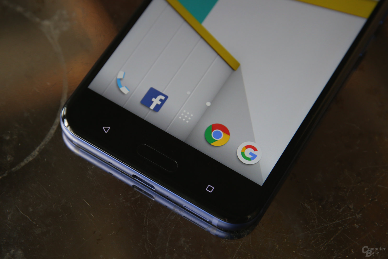 Die Android-Tasten werden kapazitiv unter das Display ausgelagert