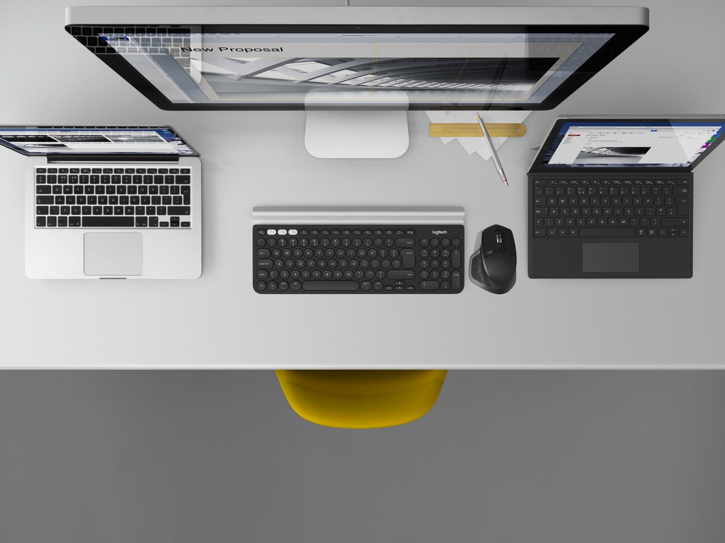 Mac und PC mit einer Maus im fließenden Übergang bedienen