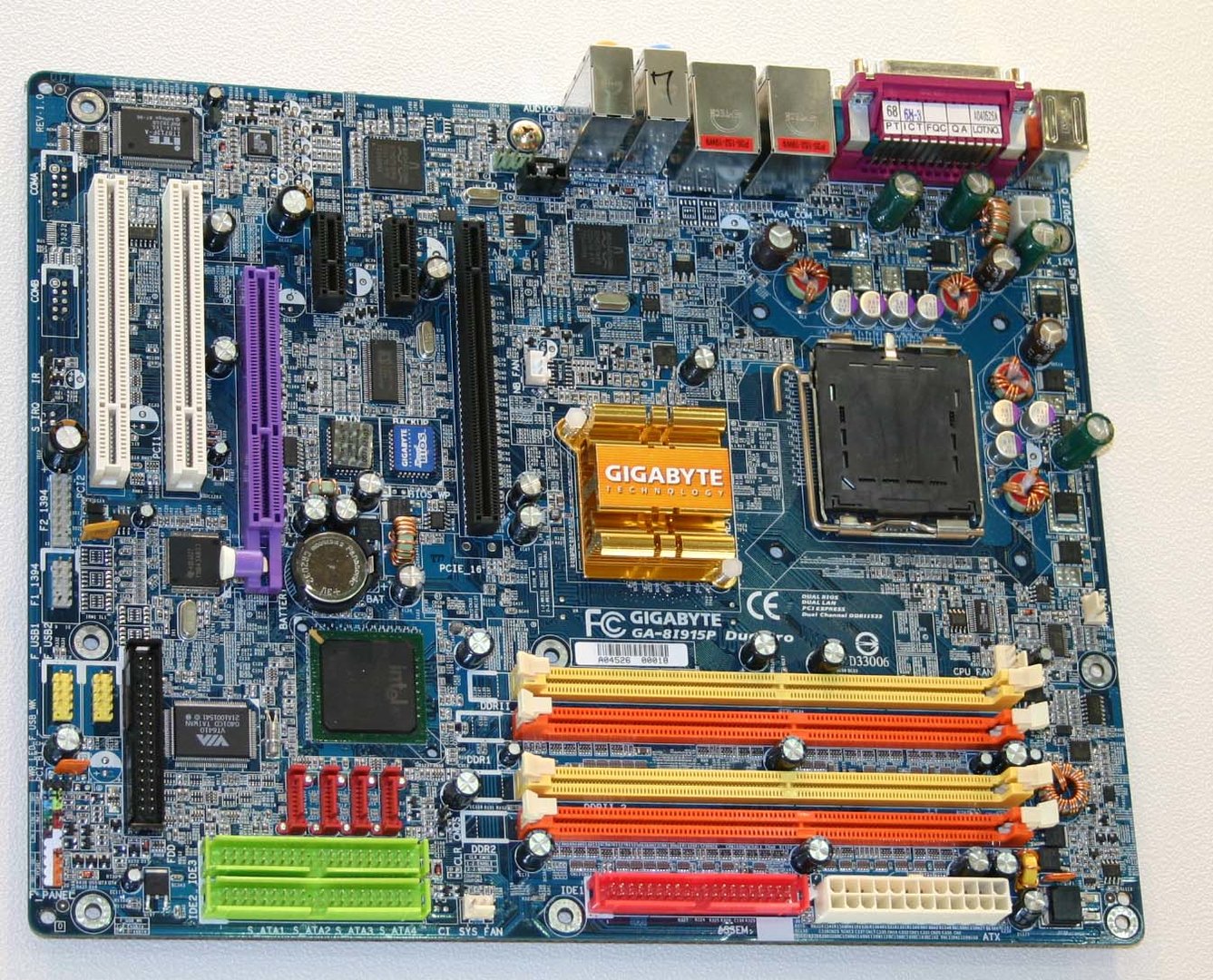 Gigabyte Board mit i915-Chipsatz | Quelle: Anandtech