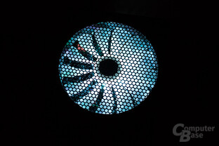 Aerocool P7-650W – RGB-LED-Beleuchtung bei stillstehendem Lüfter