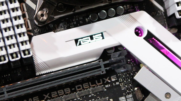 X299-Mainboards: Asus setzt auf OLED-Display, Hochkant-M.2 und Mini-Lüfter