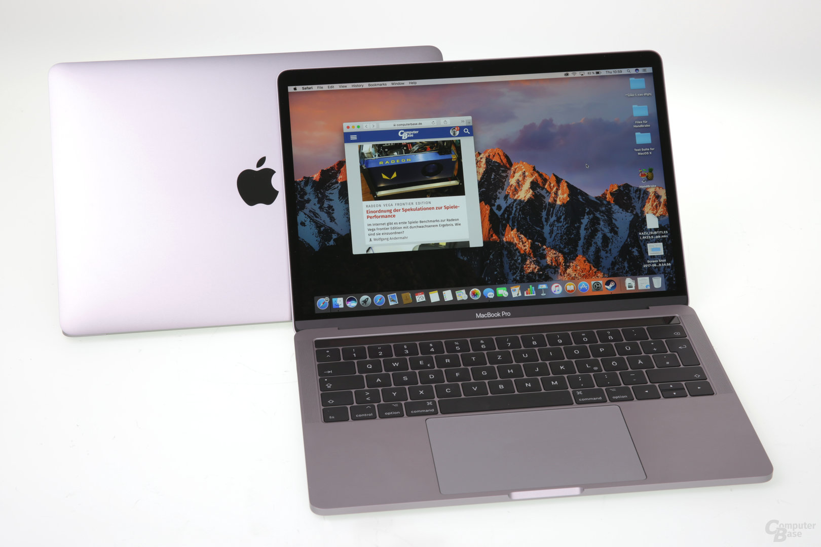 Neues (vorne) und altes MacBook Pro unterscheiden sich äußerlich nicht