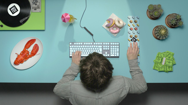 Mionix: Maus, Tastatur und Zubehör in Farben der 1960er