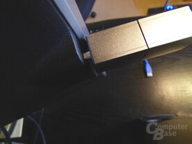 Für die seitlichen Buchsen am Monitor (Dell U2713HM) ist der Stick zu dick