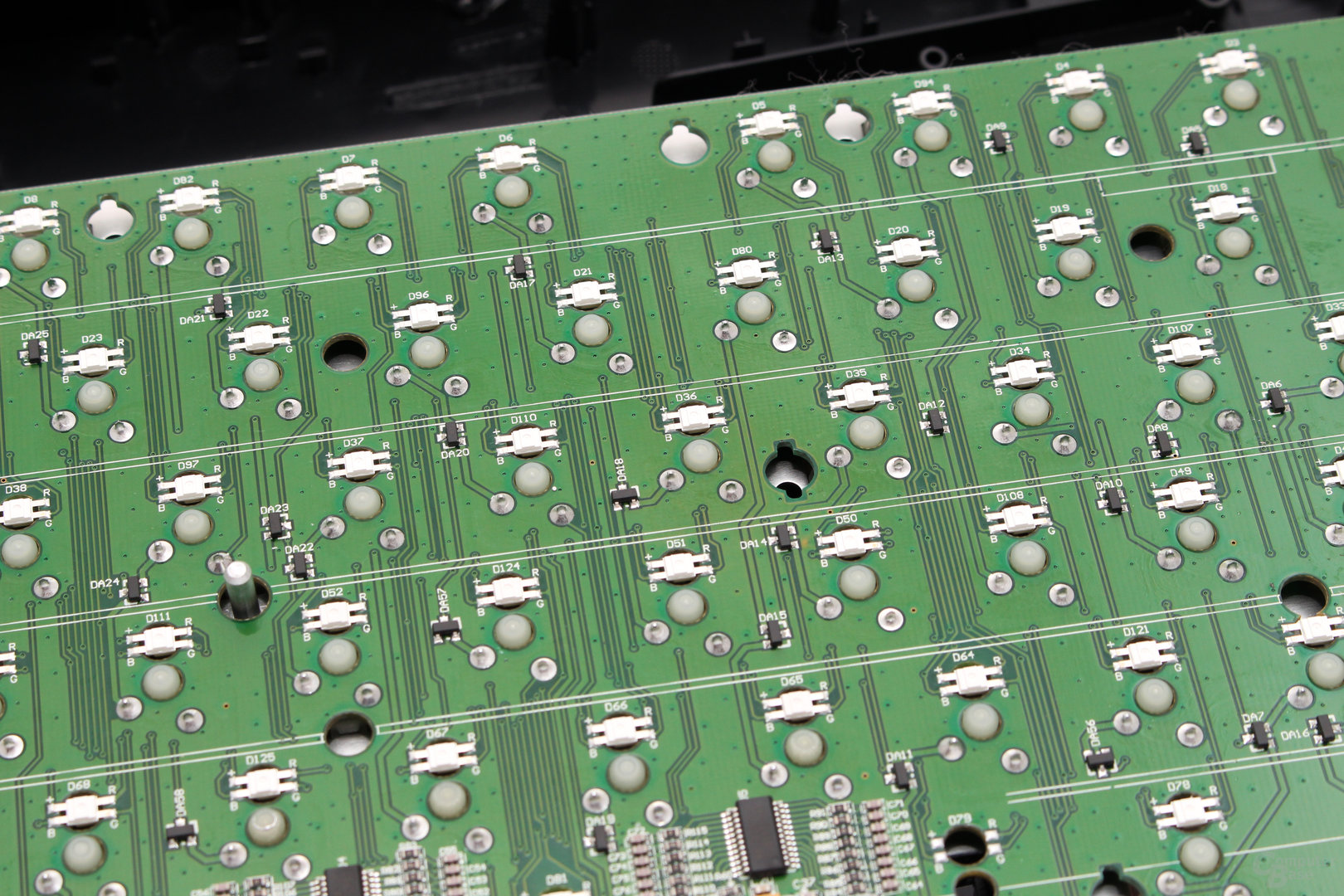 Wie bei Cooler Master schaffen Aussparungen im PCB Raum für größere LEDs