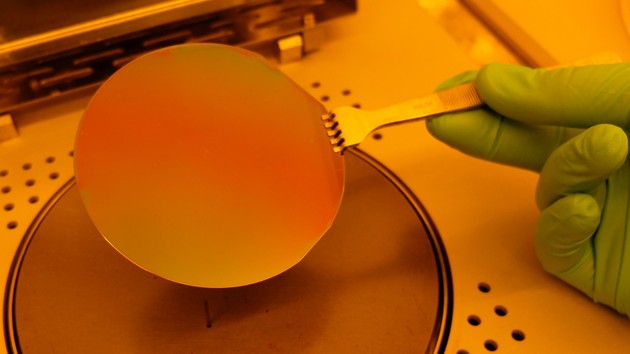Vom Silizium zum Die: So werden aus Wafern im Reinraum Chips