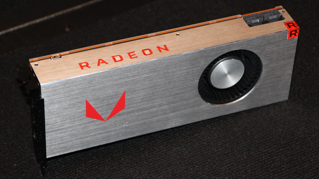 Radeon RX Vega: Erste eigene Fotos der RX Vega mit Luft- und Wasserkühler