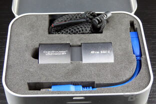 USB-Stick, Adapterkabel und Tragebeutel im Lieferumfang