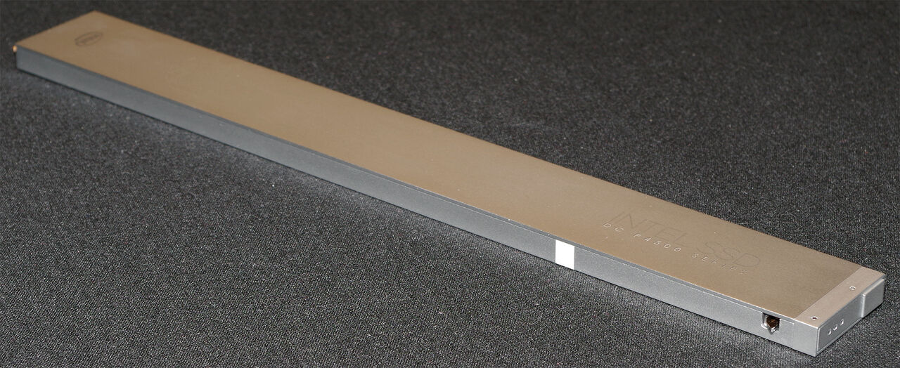 SSD im „Ruler“ genannten Enterprise &amp; Datacenter Storage Form Factor (EDSFF) (Bild: AnandTech)