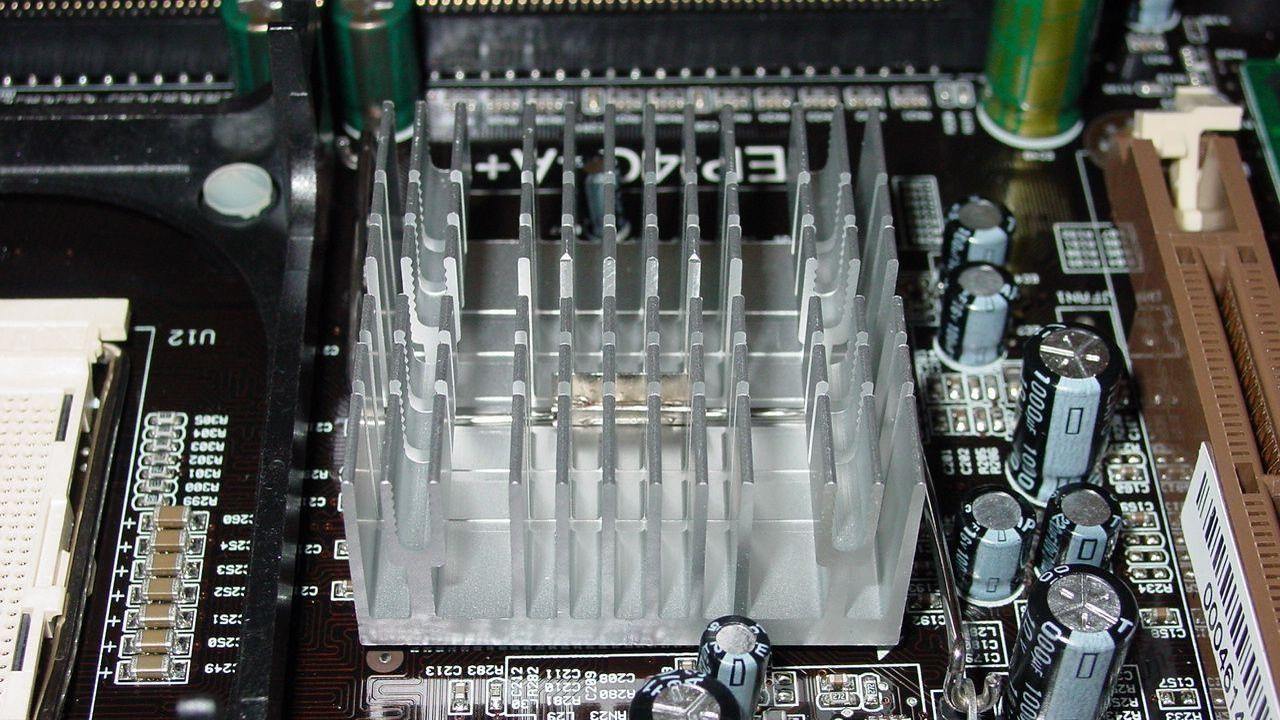 Im Test vor 15 Jahren: EPoX setzt Rambus mit DDR333 unter Druck