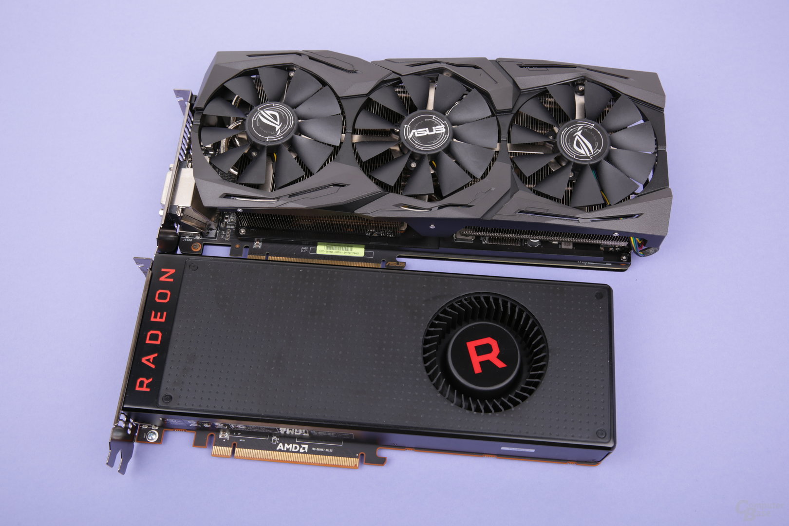 Asus Radeon RX Vega 64 Strix (oben) und das Referenzdesign